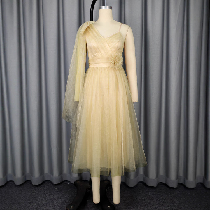 Dame glamorös cocktail dress with voluminous overlay and floral accents Mirla-Eva Jonsson