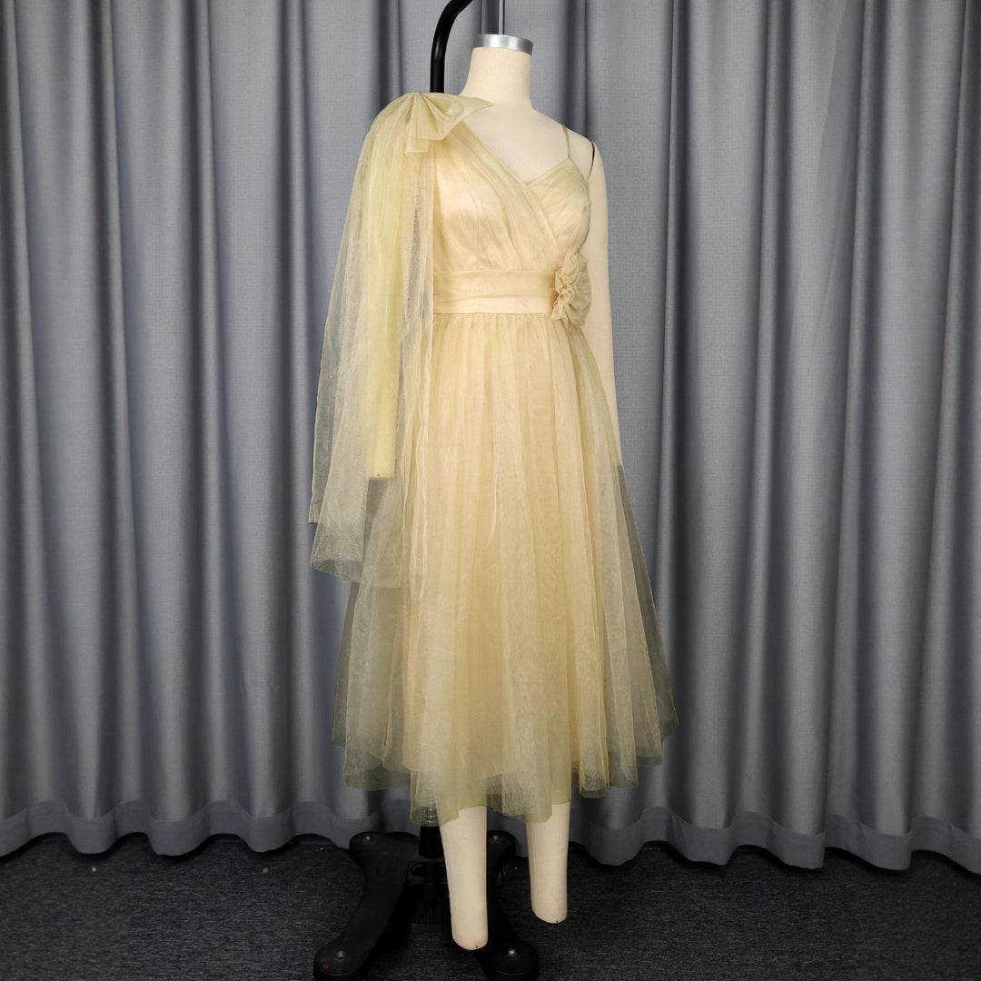 Dame glamorös cocktail dress with voluminous overlay and floral accents Mirla-Eva Jonsson