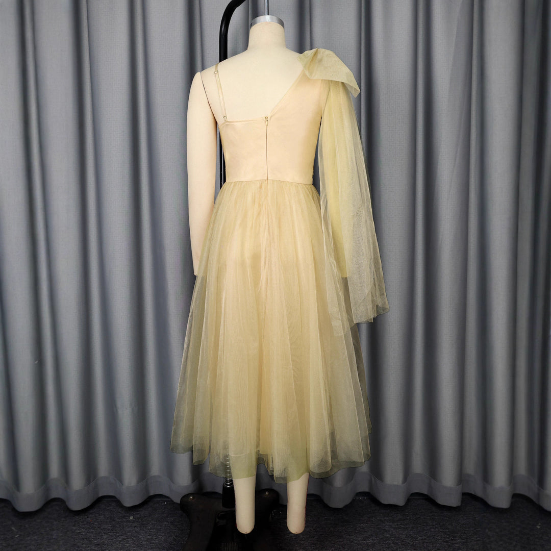 Dame glamorös cocktail dress with voluminous overlay and floral accents Mirla-Eva Jonsson