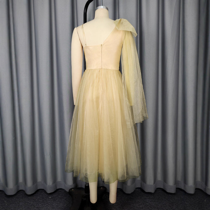 Dame glamorös cocktail dress with voluminous overlay and floral accents Mirla-Eva Jonsson