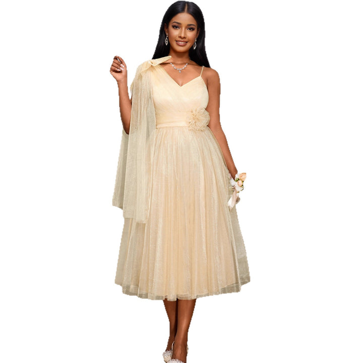 Dame glamorös cocktail dress with voluminous overlay and floral accents Mirla-Eva Jonsson