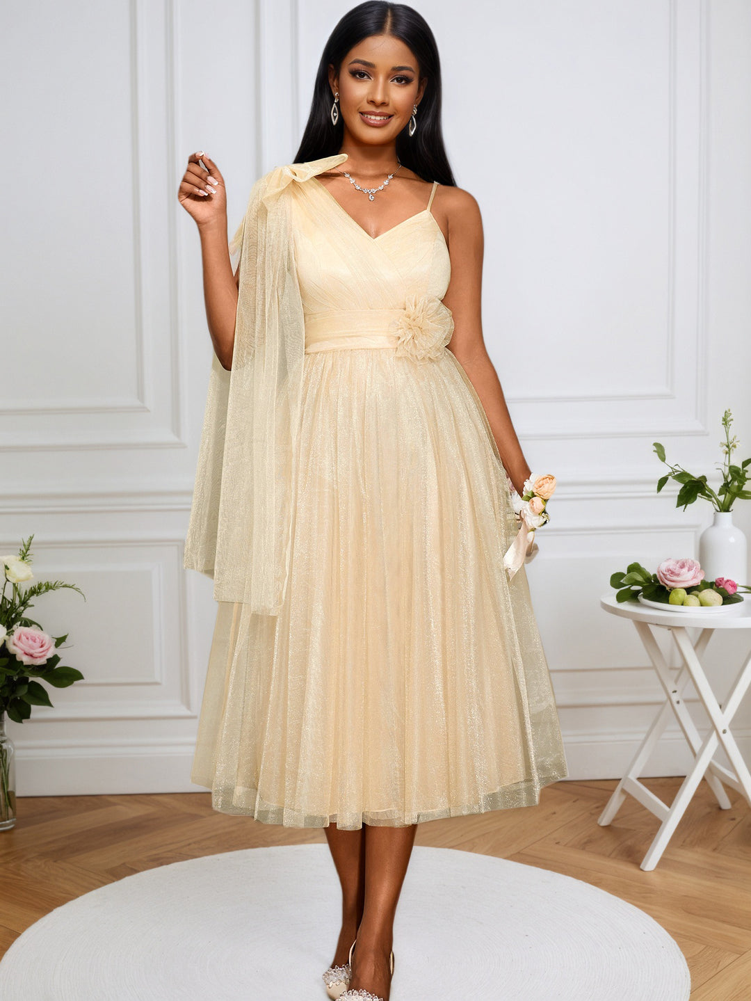 Dame glamorös cocktail dress with voluminous overlay and floral accents Mirla-Eva Jonsson