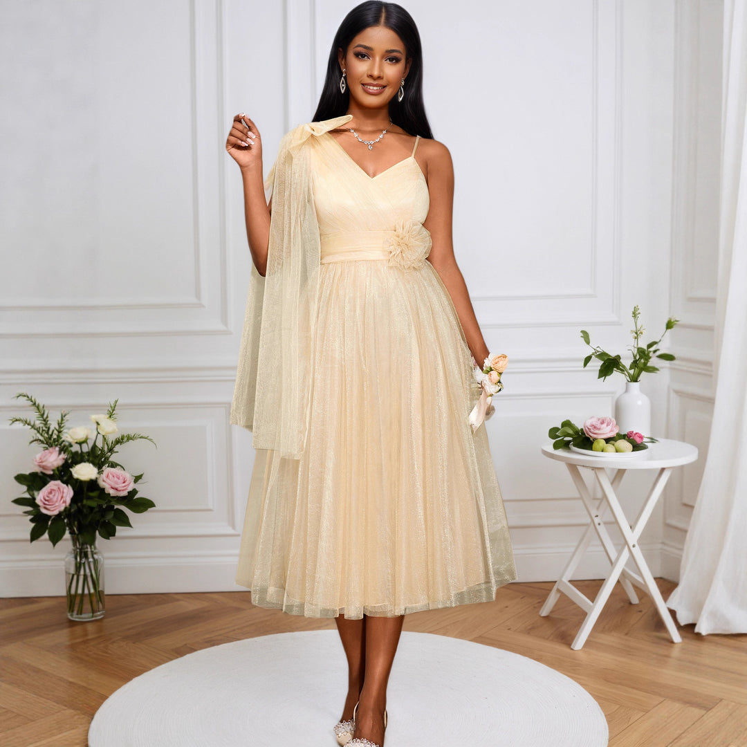 Dame glamorös cocktail dress with voluminous overlay and floral accents Mirla-Eva Jonsson