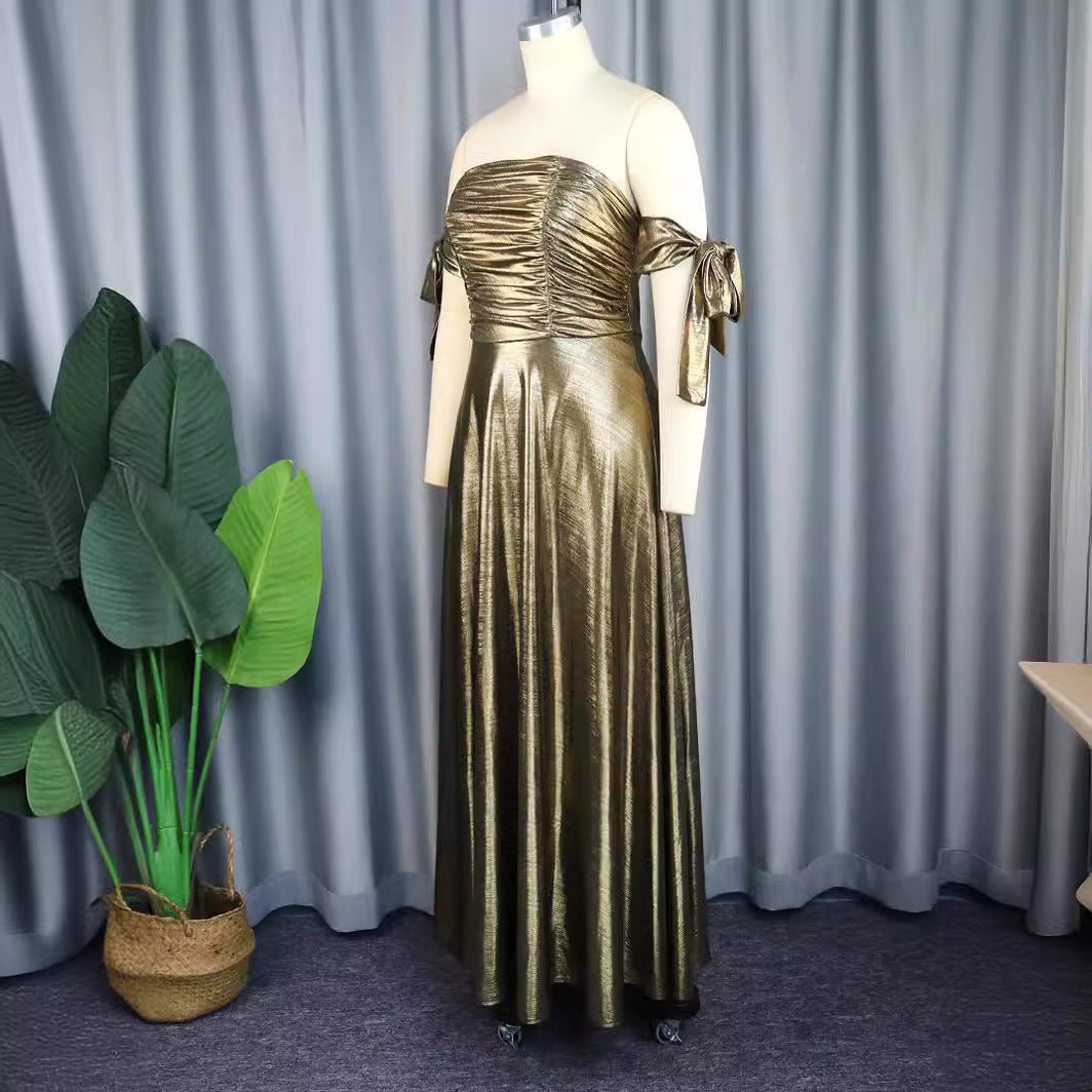 Dame glamoröst kvällsklänning med axelbandslös design och eleganta draperingar Mirla-Eva Jonsson