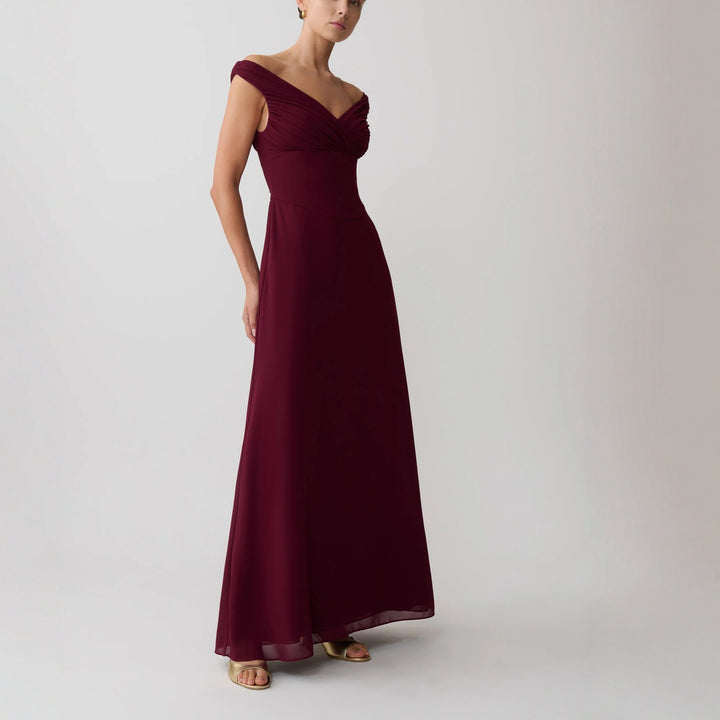 Dame glamoröst maxiklänning med off-shoulder design och elegant drapering Mirla-Eva Jonsson