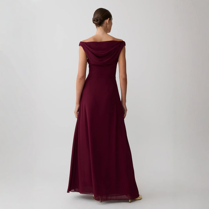 Dame glamoröst maxiklänning med off-shoulder design och elegant drapering Mirla-Eva Jonsson
