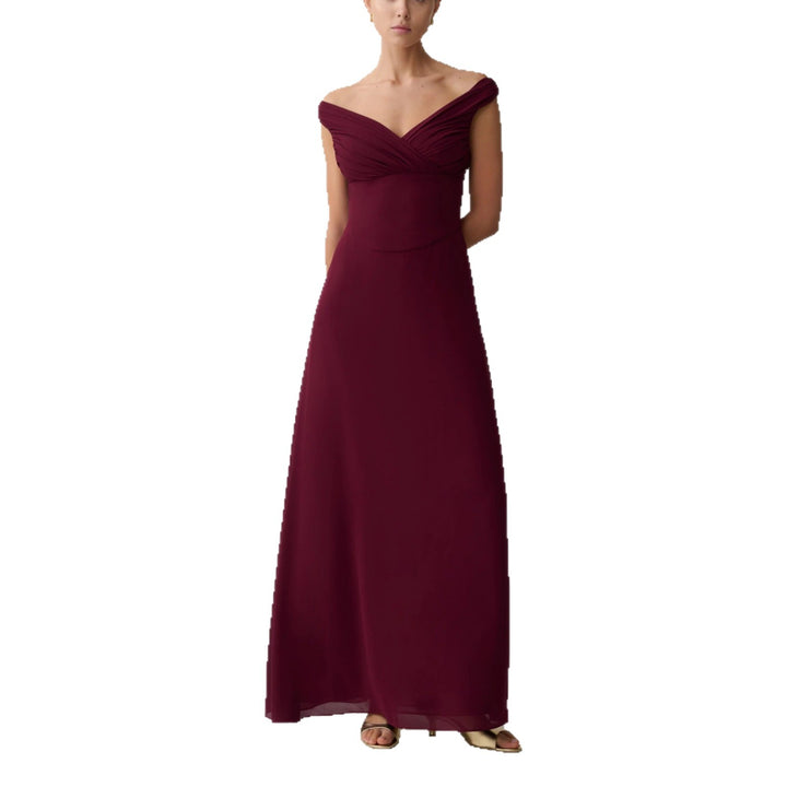 Dame glamoröst maxiklänning med off-shoulder design och elegant drapering Mirla-Eva Jonsson
