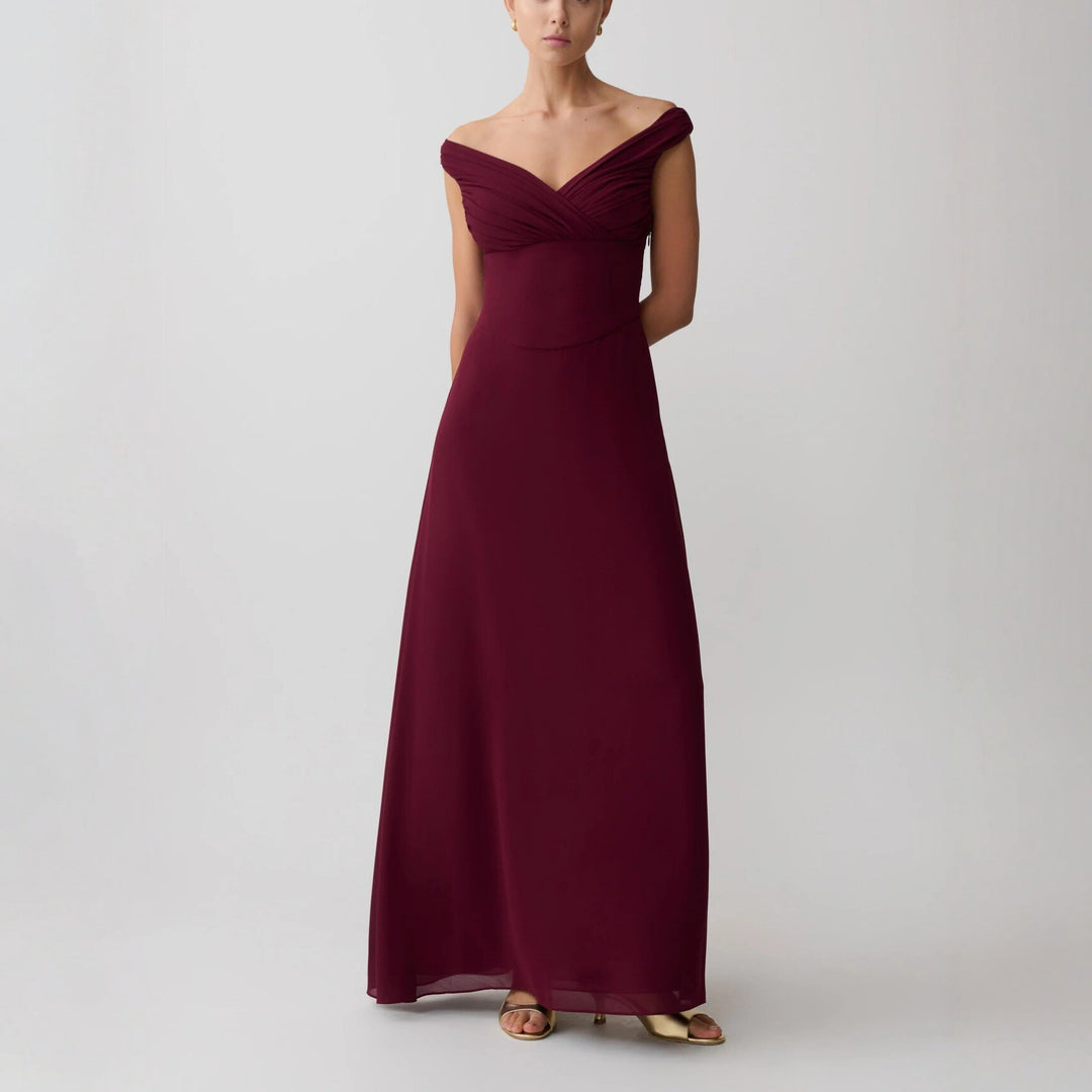 Dame glamoröst maxiklänning med off-shoulder design och elegant drapering Mirla-Eva Jonsson