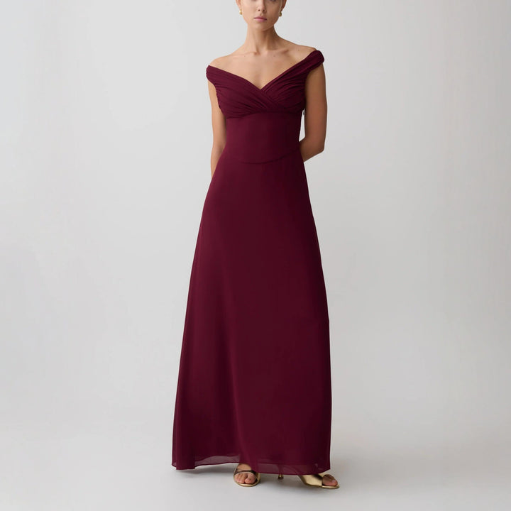 Dame glamoröst maxiklänning med off-shoulder design och elegant drapering Mirla-Eva Jonsson