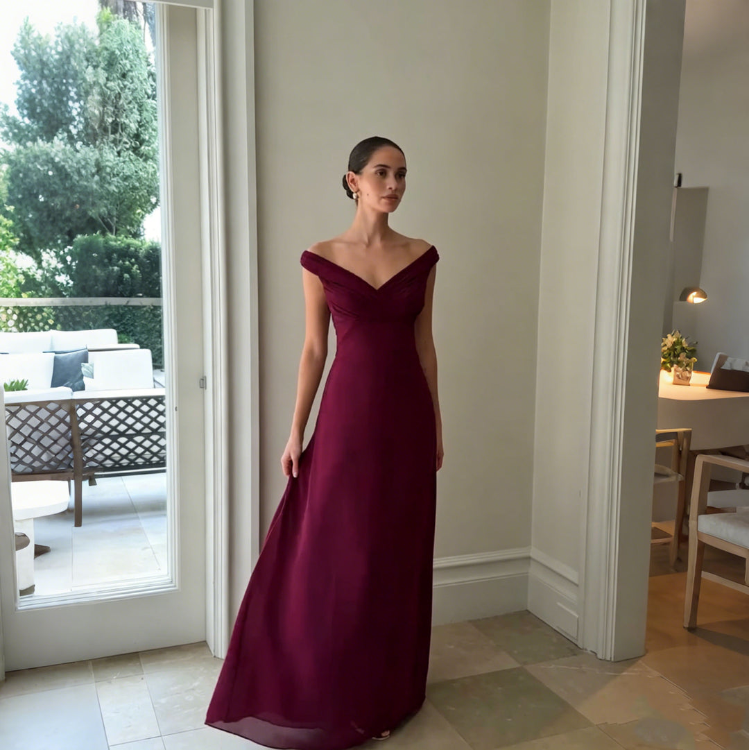 Dame glamoröst maxiklänning med off-shoulder design och elegant drapering Mirla-Eva Jonsson