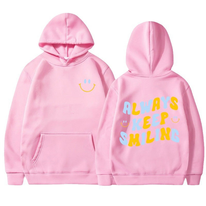 Dame hoodie med glada bokstäver och praktiska kängurufickor Mirla-Eva Jonsson
