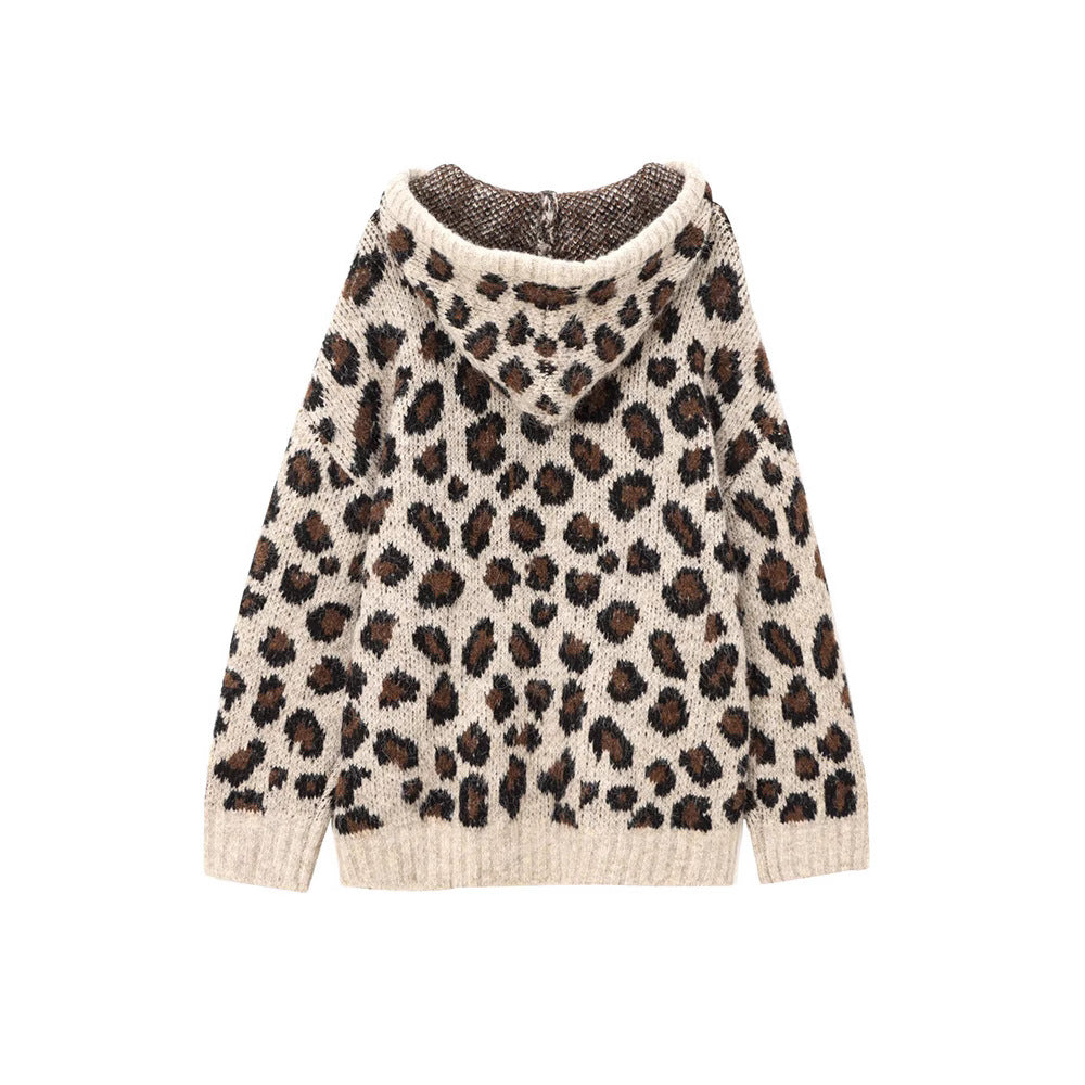 Dame hoodie med leopardmönster och praktisk känguruficka Mirla-Eva Jonsson