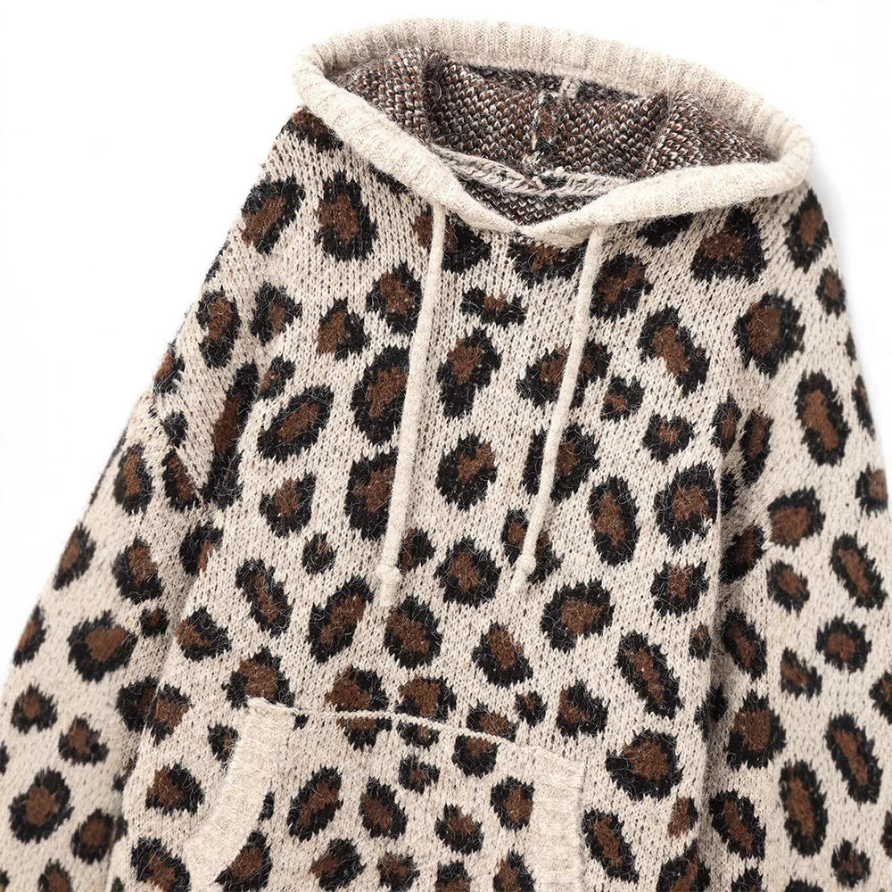 Dame hoodie med leopardmönster och praktisk känguruficka Mirla-Eva Jonsson