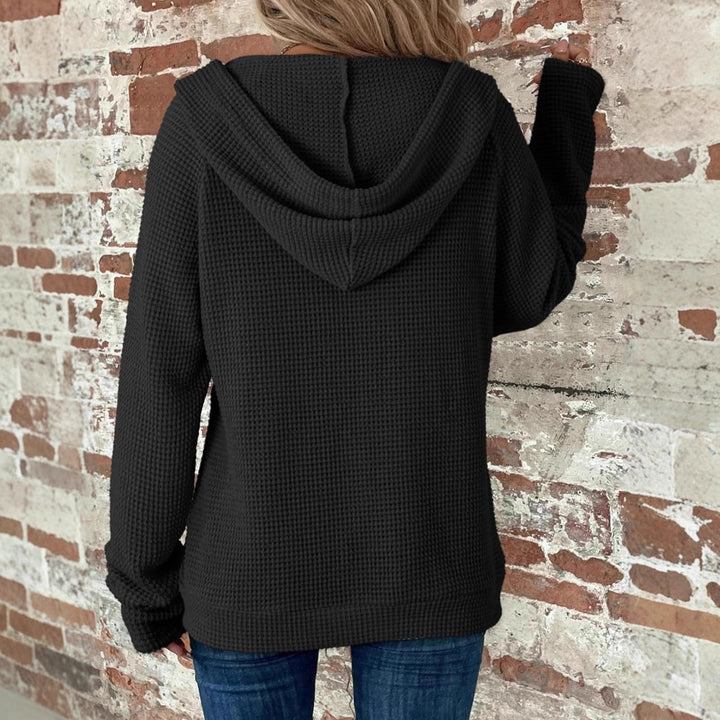 Dame hoodie med strukturerad våffellook och praktiska fickor Mirla-Eva Jonsson