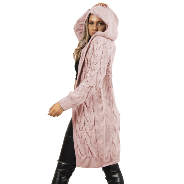 Dame hoodie stickad kappa med modernt flätmönster och praktiska fickor Mirla-Eva Jonsson