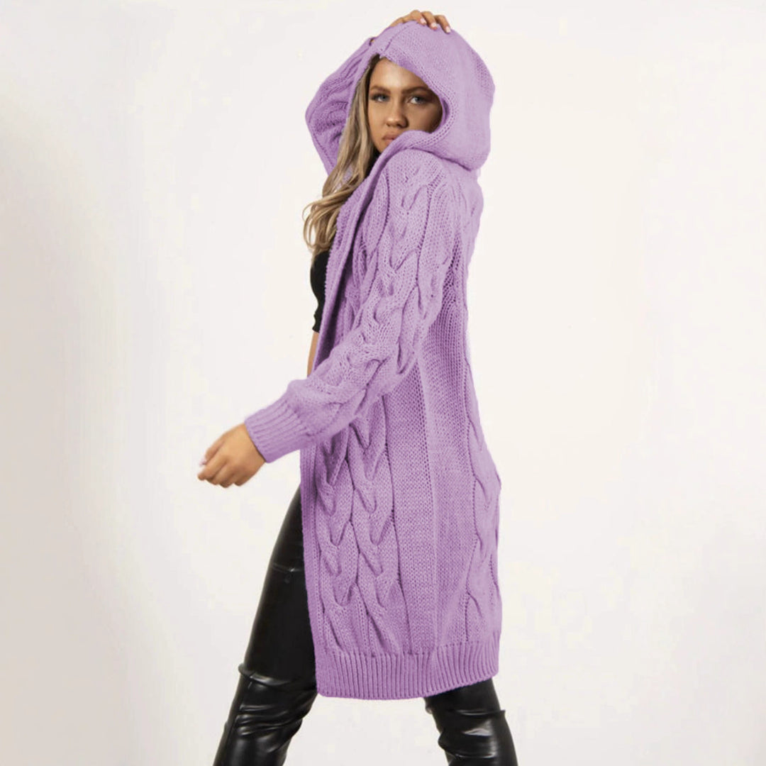 Dame hoodie stickad kappa med modernt flätmönster och praktiska fickor Mirla-Eva Jonsson