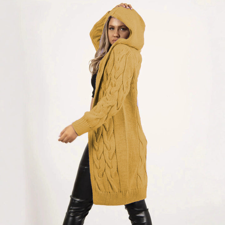 Dame hoodie stickad kappa med modernt flätmönster och praktiska fickor Mirla-Eva Jonsson