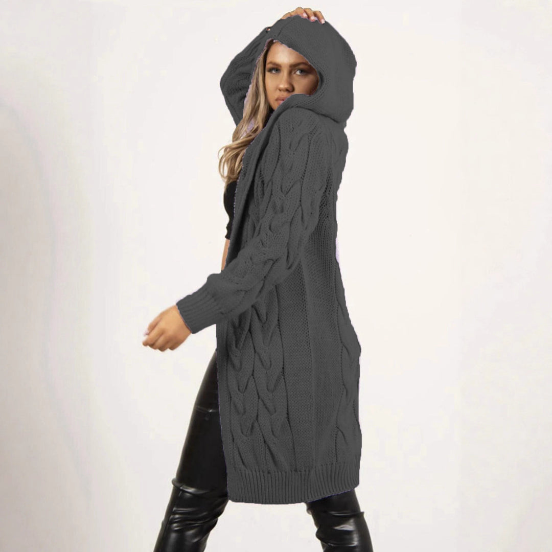 Dame hoodie stickad kappa med modernt flätmönster och praktiska fickor Mirla-Eva Jonsson
