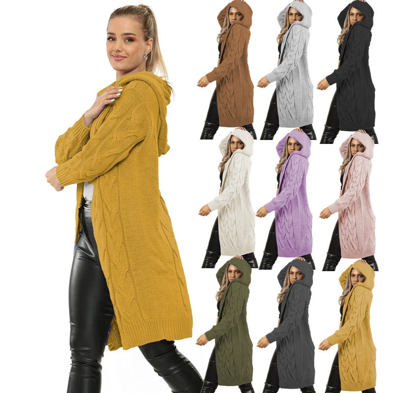 Dame hoodie stickad kappa med modernt flätmönster och praktiska fickor Mirla-Eva Jonsson