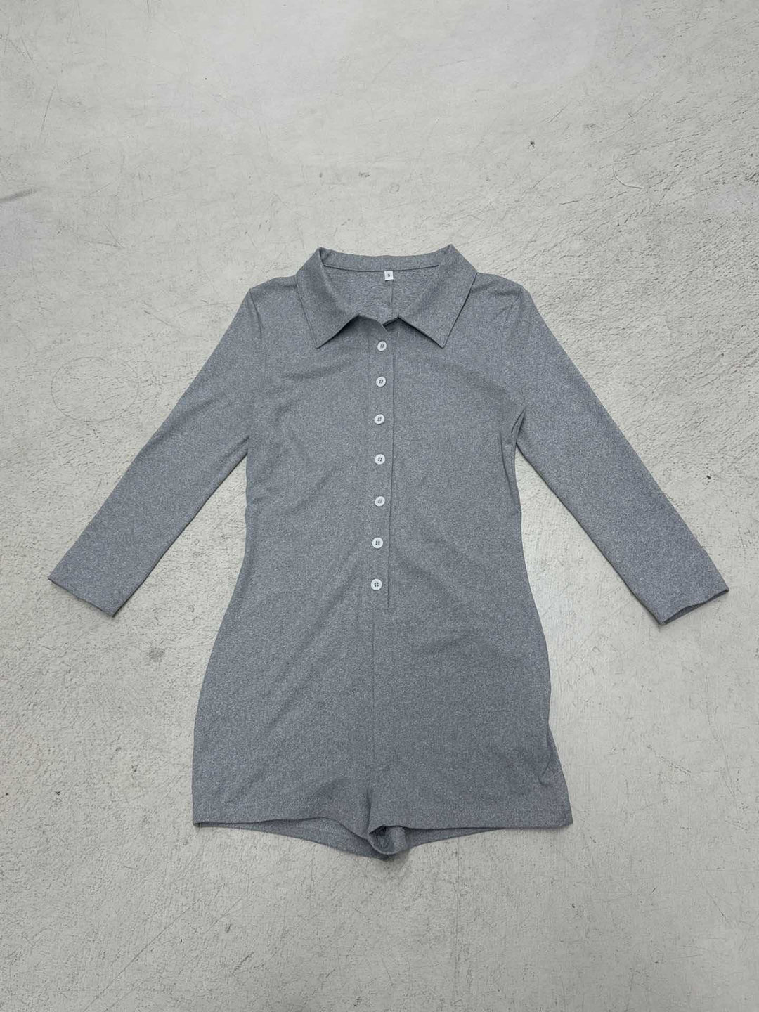 Dame jumpsuit med elegant krage och moderna knappdetaljer Mirla-Eva Jonsson