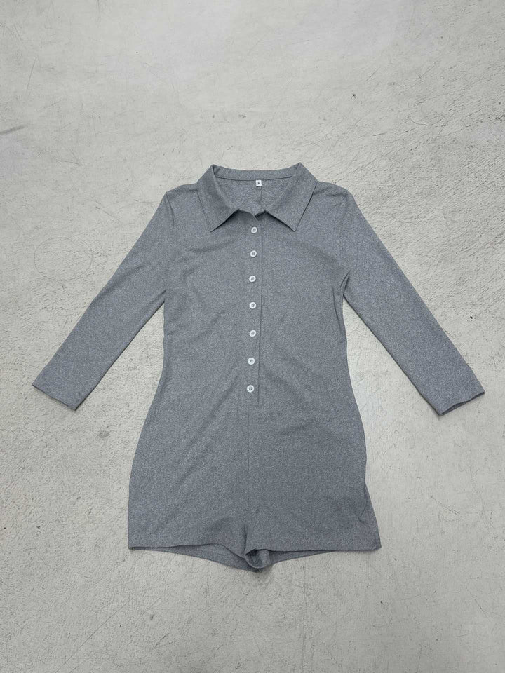 Dame jumpsuit med elegant krage och moderna knappdetaljer Mirla-Eva Jonsson