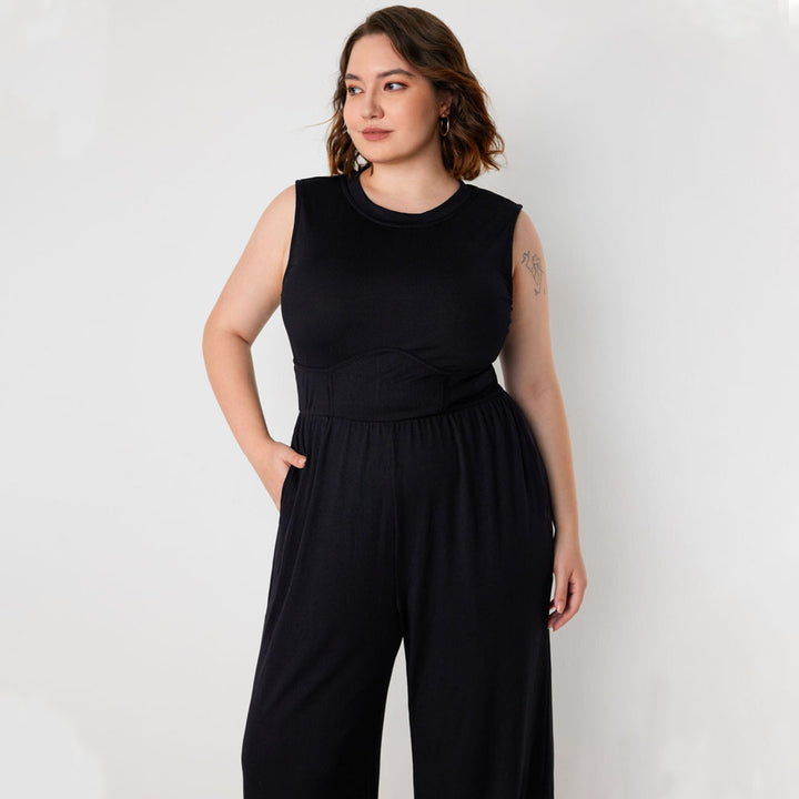 Dame jumpsuit med elegant off-shoulder design och praktiska sidofickor Mirla-Eva Jonsson