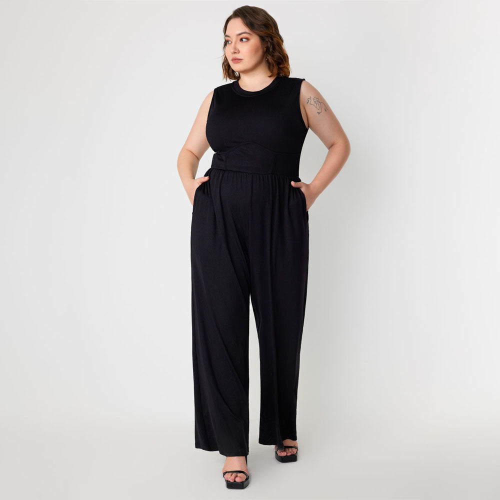 Dame jumpsuit med elegant off-shoulder design och praktiska sidofickor Mirla-Eva Jonsson