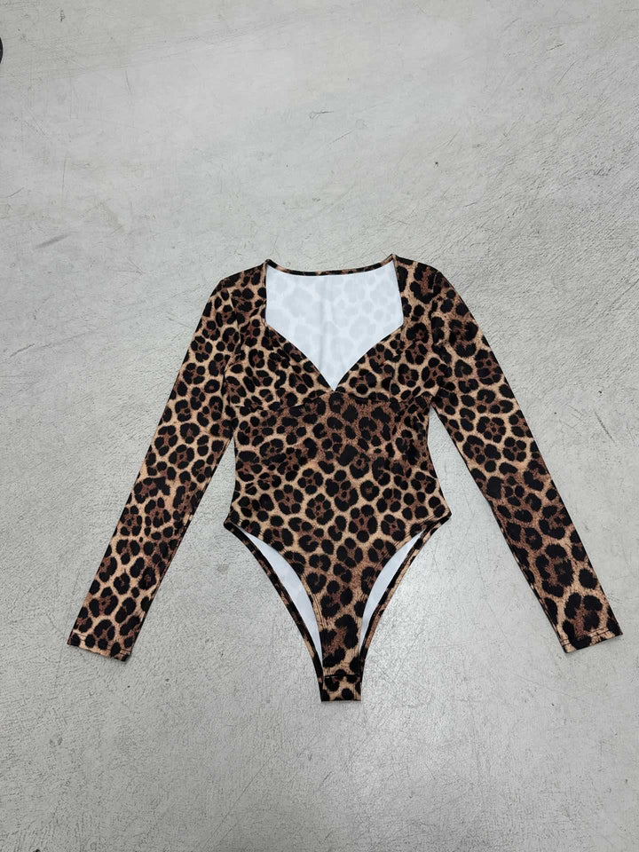Dame jumpsuit med leopardmønster og dyp V-hals Mirla-Eva Jonsson