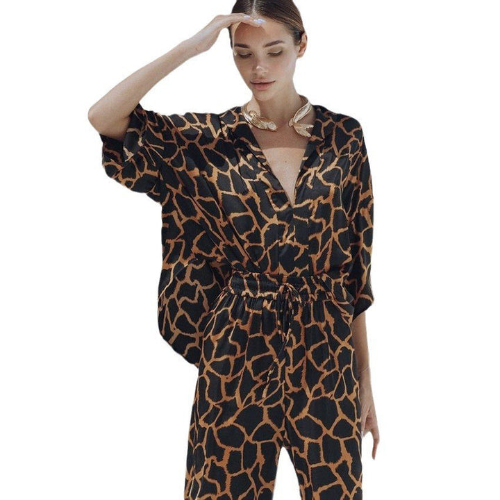 Dame jumpsuit med vida ben och elegant giraffmönster Mirla-Eva Jonsson