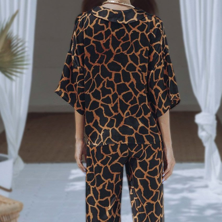 Dame jumpsuit med vida ben och elegant giraffmönster Mirla-Eva Jonsson