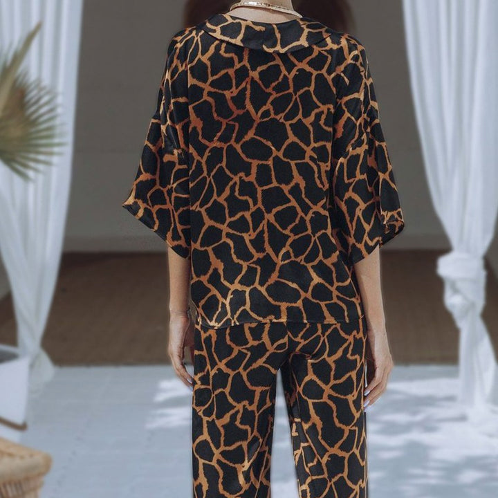 Dame jumpsuit med vida ben och elegant giraffmönster Mirla-Eva Jonsson