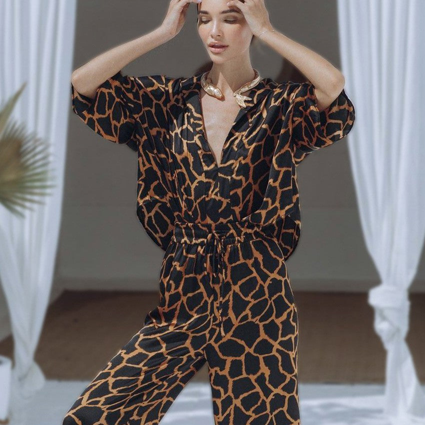 Dame jumpsuit med vida ben och elegant giraffmönster Mirla-Eva Jonsson