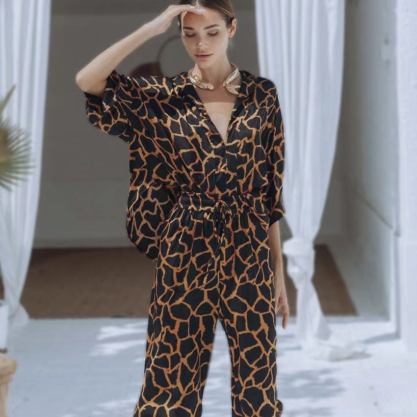 Dame jumpsuit med vida ben och elegant giraffmönster Mirla-Eva Jonsson