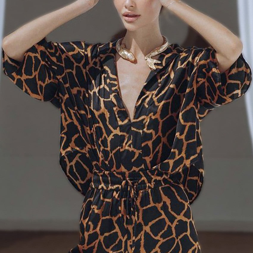 Dame jumpsuit med vida ben och elegant giraffmönster Mirla-Eva Jonsson