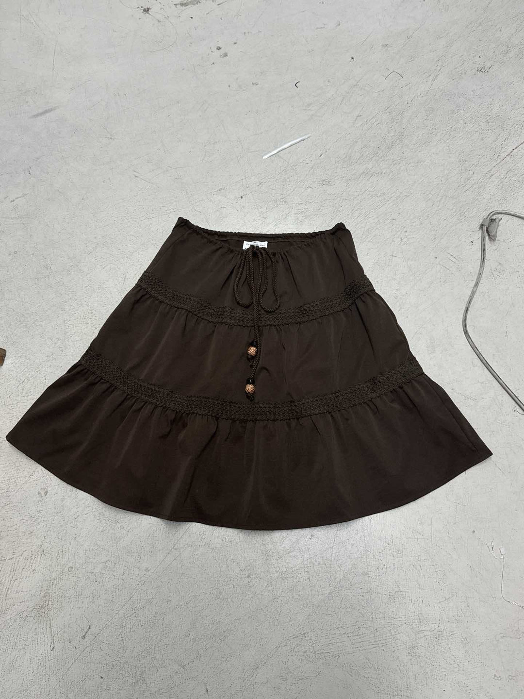 Dame kjol med voluminös ruffle fåll och justerbart midjeband Mirla-Eva Jonsson