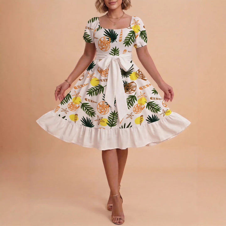 Dame klänning med figursydd snitt och lekfullt blommönster Mirla-Eva Jonsson
