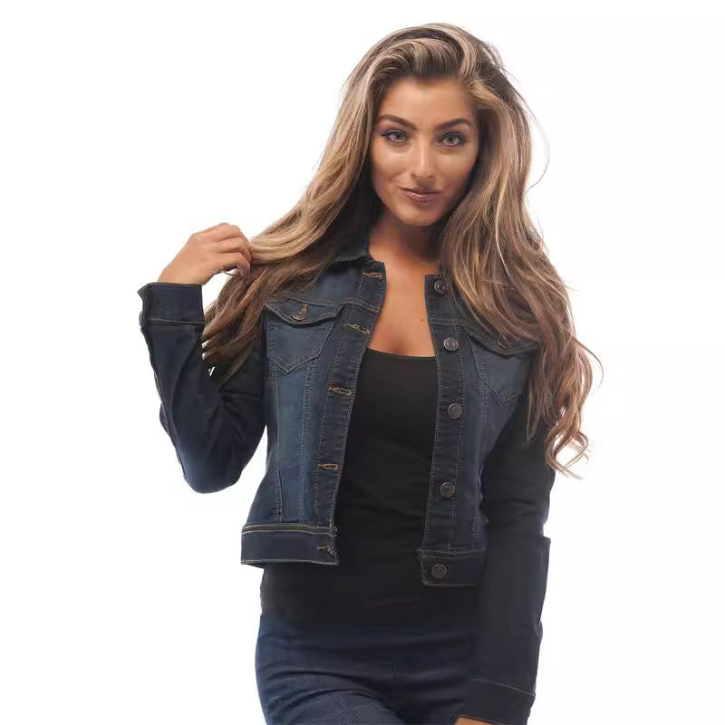 Dame klassisk denimjacka i moderiktig skärning med knapppdetaljer Mirla-Eva Jonsson
