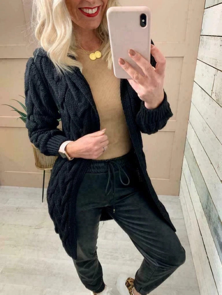 Dame kofta med djupa fickor och konstfullt flätmönster Eva Jonsson-Eva Jonsson