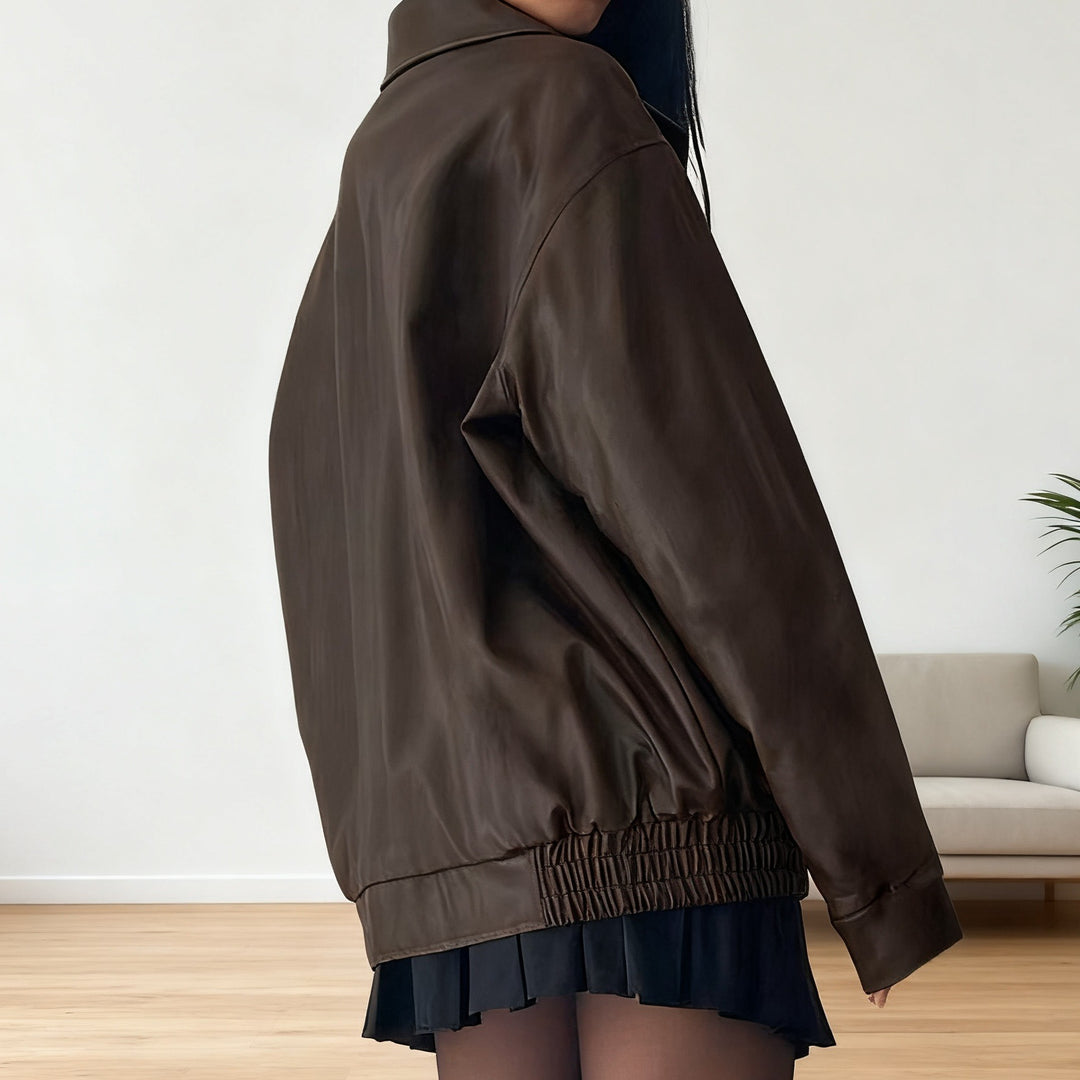 Dame konstläderjacka i avslappnad oversized-stil med elastiska muddar Mirla-Eva Jonsson