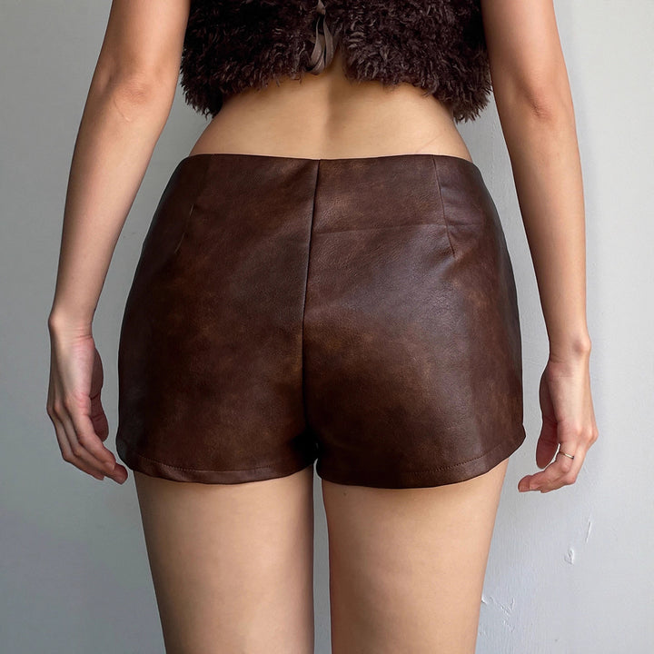 Dame konstlädershorts med dekorativa öljetter Mirla-Eva Jonsson
