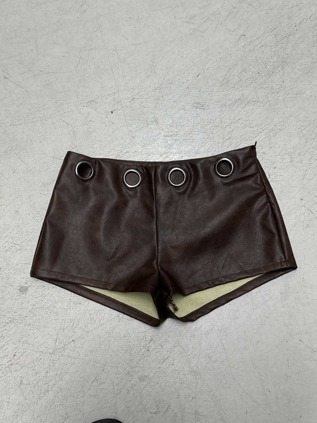 Dame konstlädershorts med dekorativa öljetter Mirla-Eva Jonsson