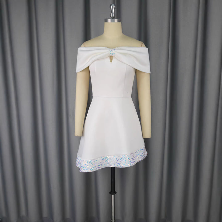 Dame kort klänning med elegant off-shoulder design och glittrande fåll Mirla-Eva Jonsson