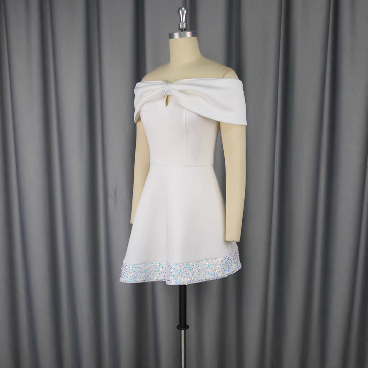 Dame kort klänning med elegant off-shoulder design och glittrande fåll Mirla-Eva Jonsson