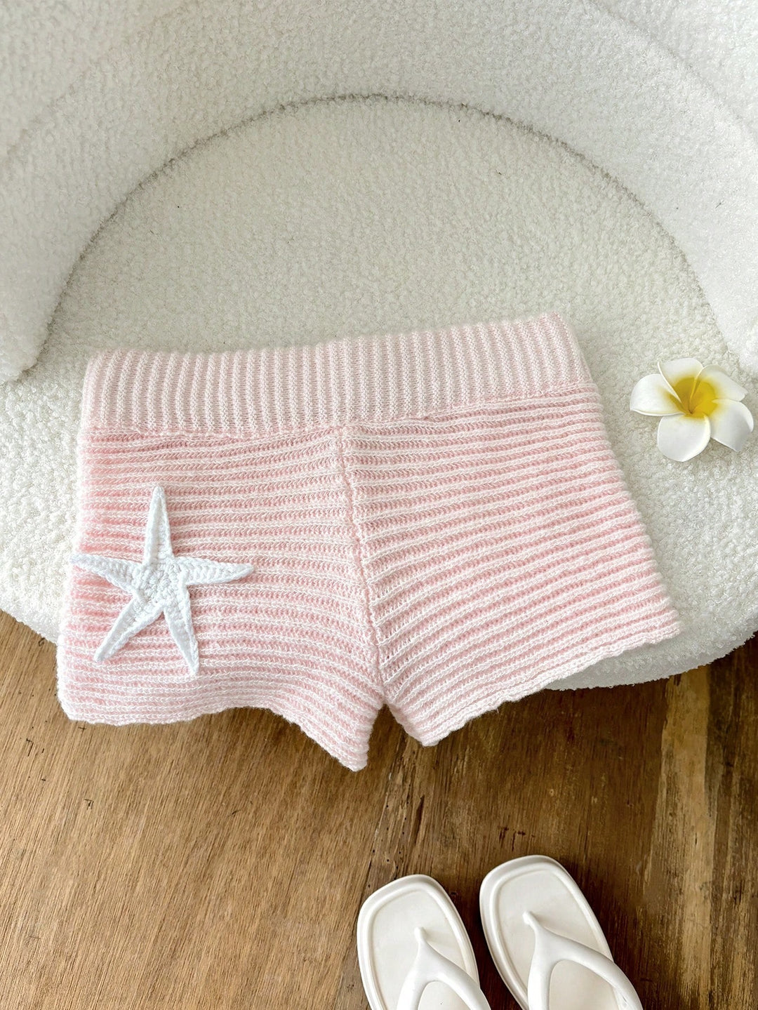 Dame korta stickade shorts med maritim applikation Mirla-Eva Jonsson