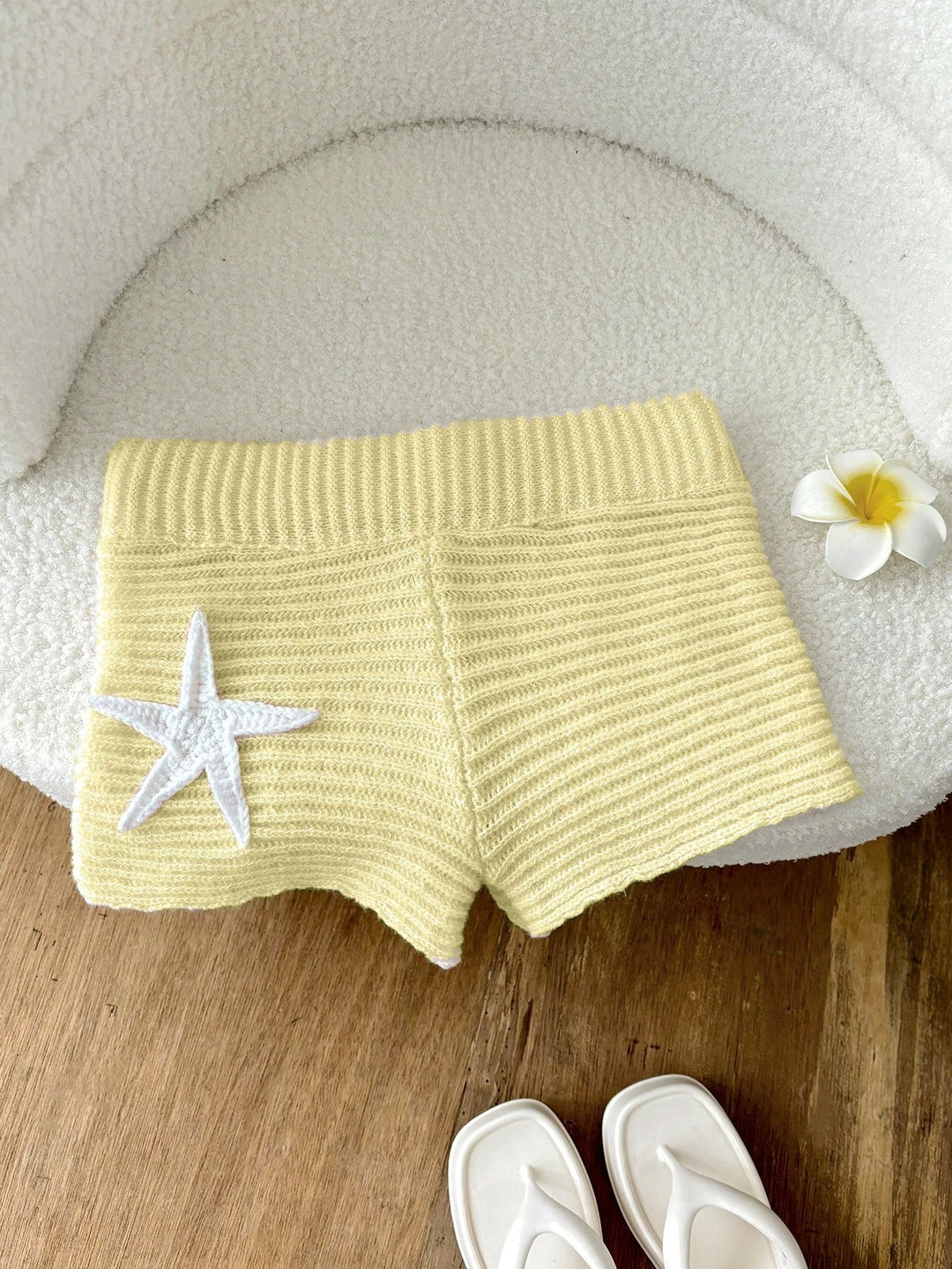 Dame korta stickade shorts med maritim applikation Mirla-Eva Jonsson