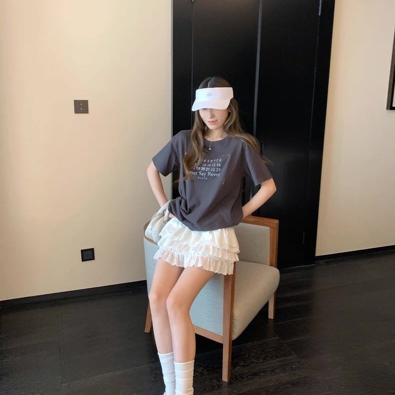 Dame kortärmad T-shirt med bokstavstryck mörkgrå-Eva Jonsson