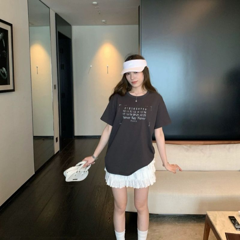 Dame kortärmad T-shirt med bokstavstryck mörkgrå-Eva Jonsson
