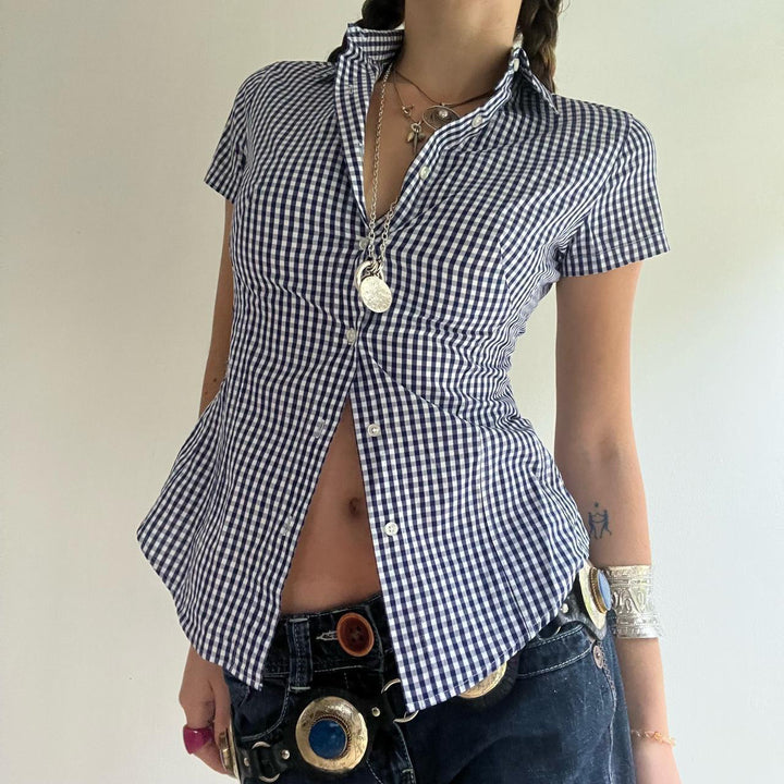 Dame kortärmad blus med eleganta veck och tydlig skärning Mirla-Eva Jonsson
