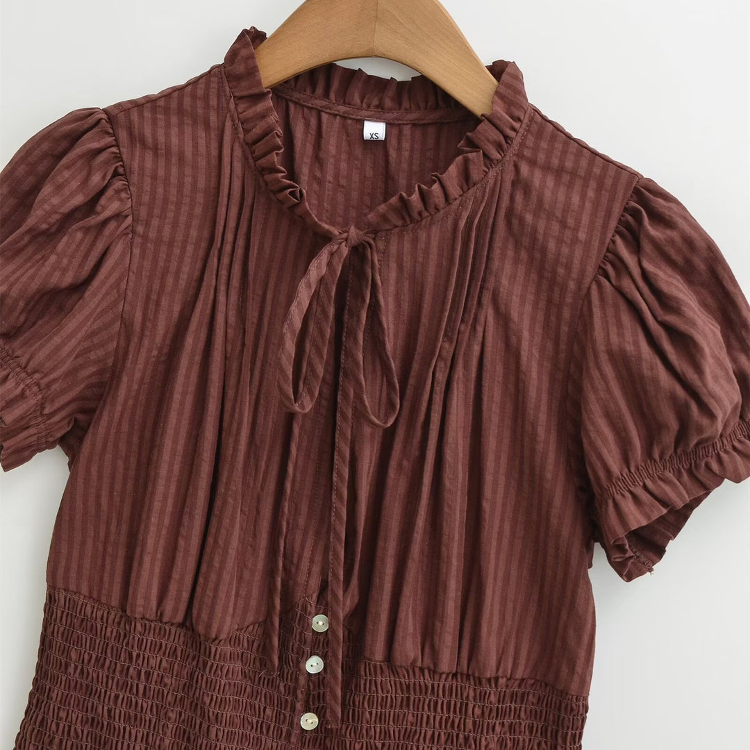 Dame kortärmad blus med volangdetaljer och rynkat design Mirla-Eva Jonsson