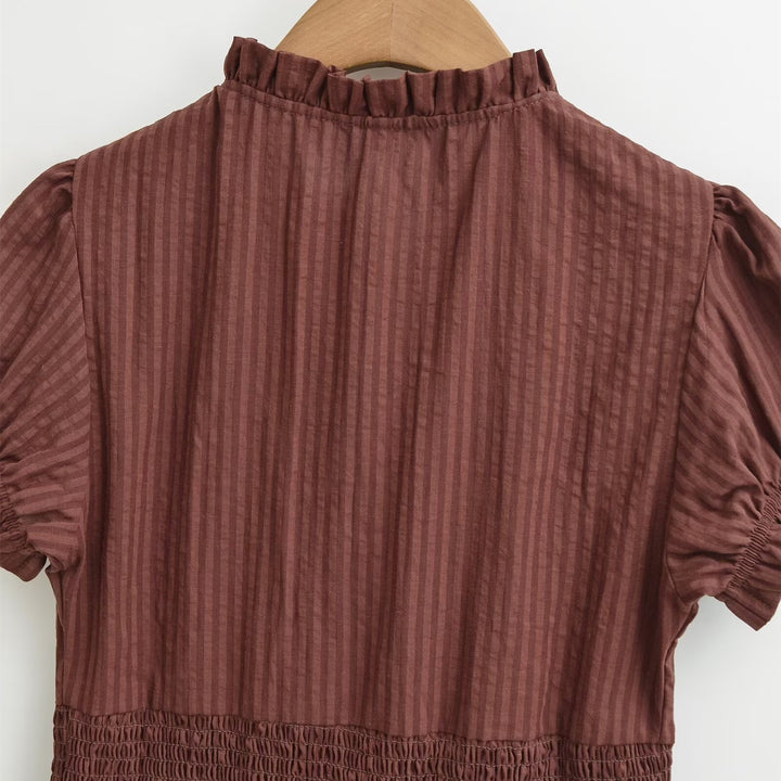 Dame kortärmad blus med volangdetaljer och rynkat design Mirla-Eva Jonsson